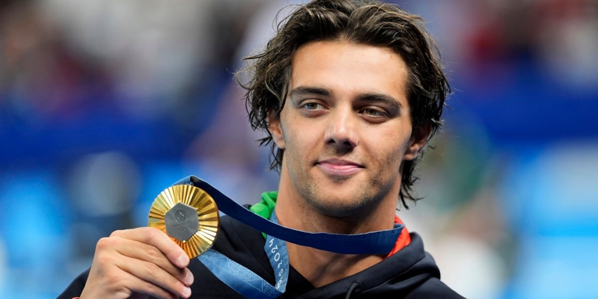 Gold medal swimmer Thomas Ceccon spotted sleeping outside after Gold medal swimmer Thomas Ceccon spotted sleeping outside after